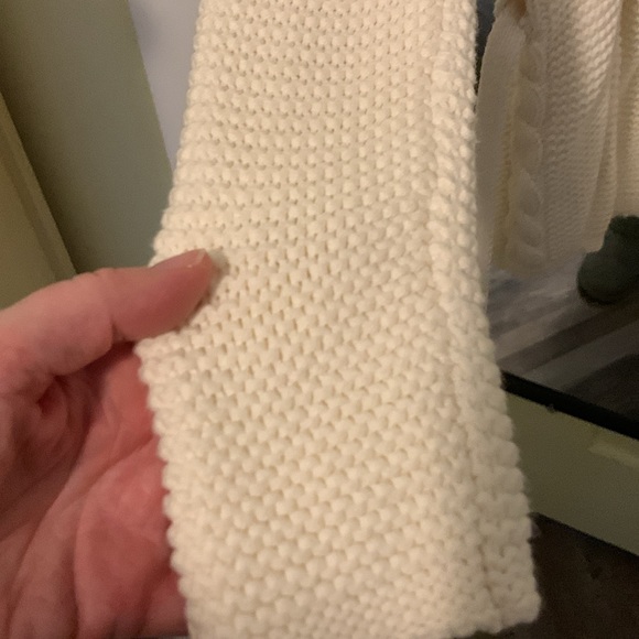 Cc.bates Girls Beautiful hooded and has a belt sweater - Picture 3 of 8